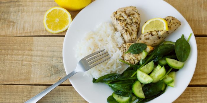 repas santé, riz, poulet et légumes verts