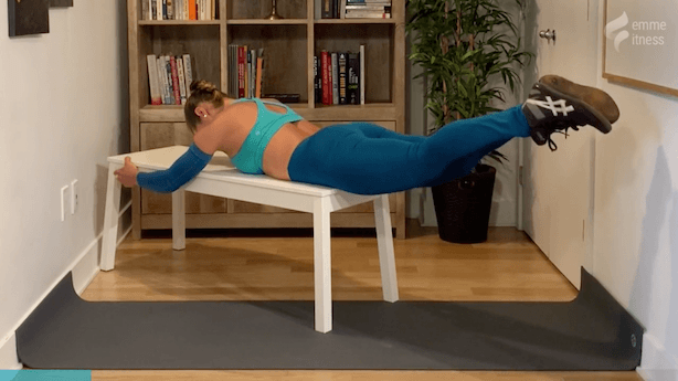 exercice de la levée des 2 jambes sur un banc pour le fessier