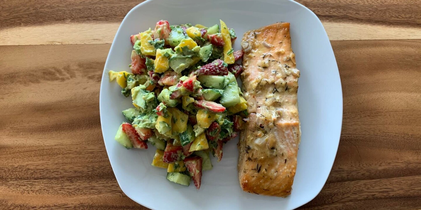 salade de mangue avocat fraise avec filet de saumon