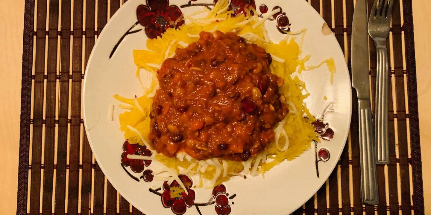 chili végétarien sur courge spaghetti