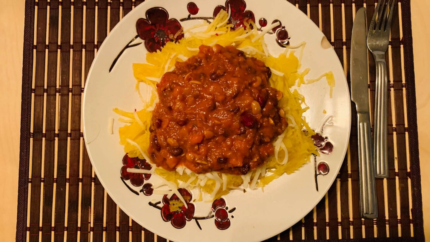 chili végétarien sur courge spaghetti